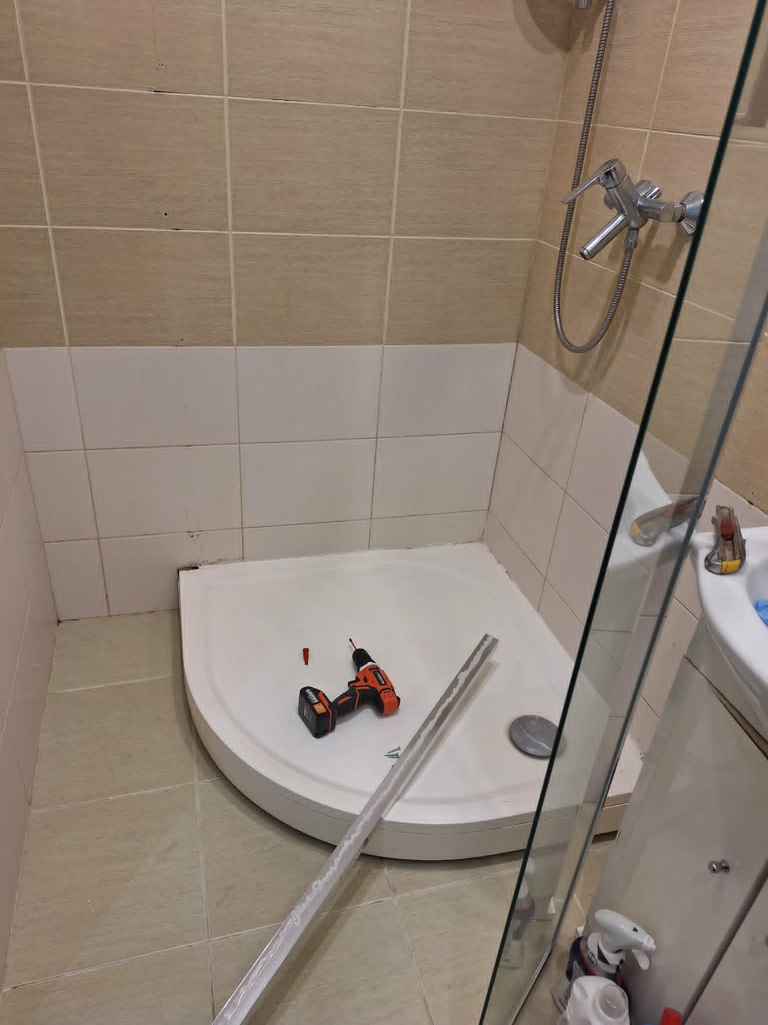 Virtuvės ir svetainės zona prieš darbus